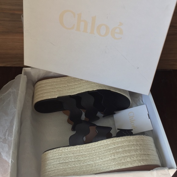 Shoes - Scalloped Flatworm Sandal Chloe - Picture 8 of 8